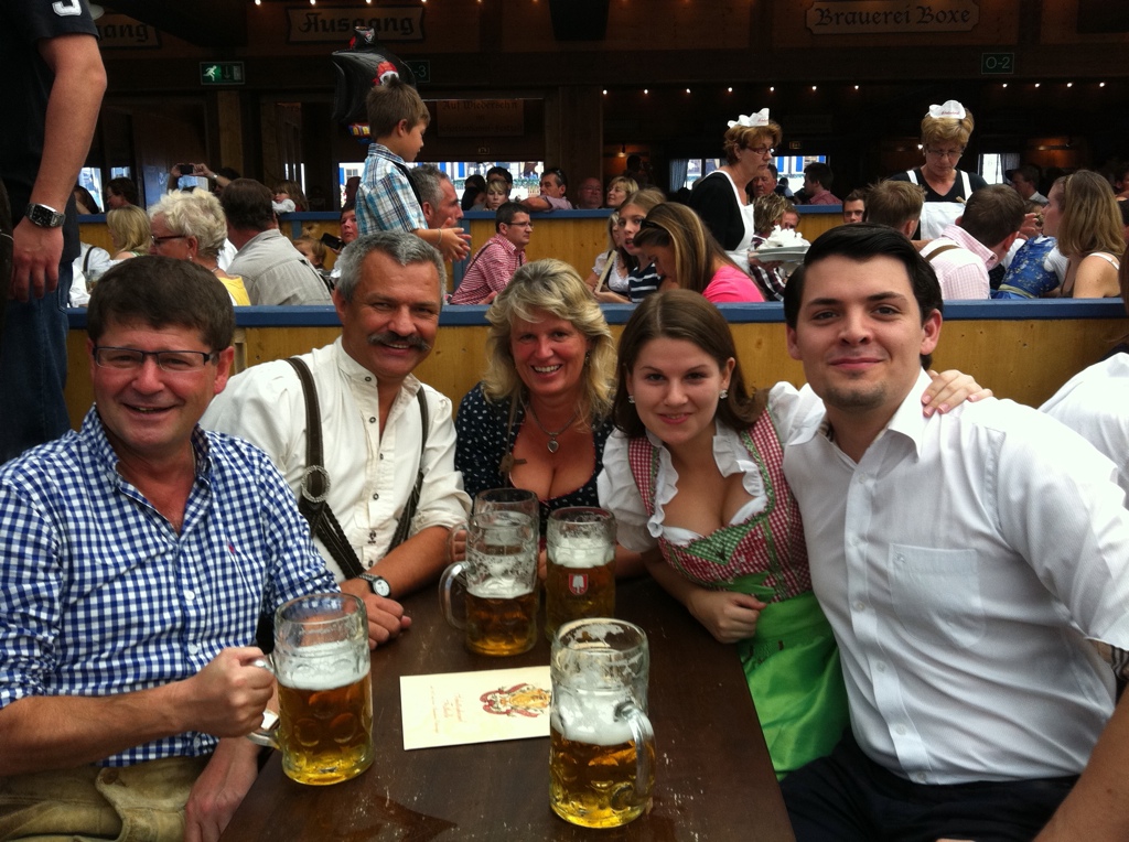 Mag. Franz Peter Ruß mit Familie auf der Wiesn Oktoberfest Schottenhamel Bierzelt